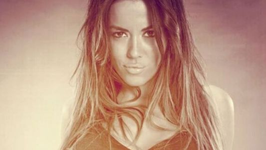 Karina Jelinek bailó en topless