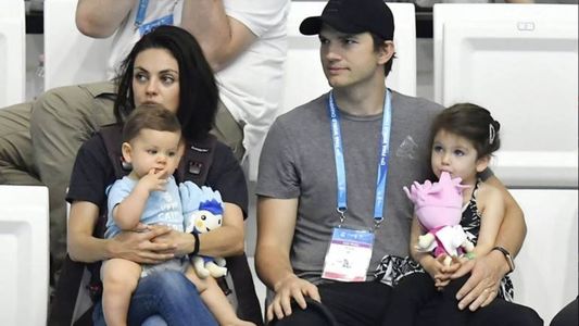 Mila Kunis y Ashton Kutcher dejarán sin regalos a sus hijos, en Navidad