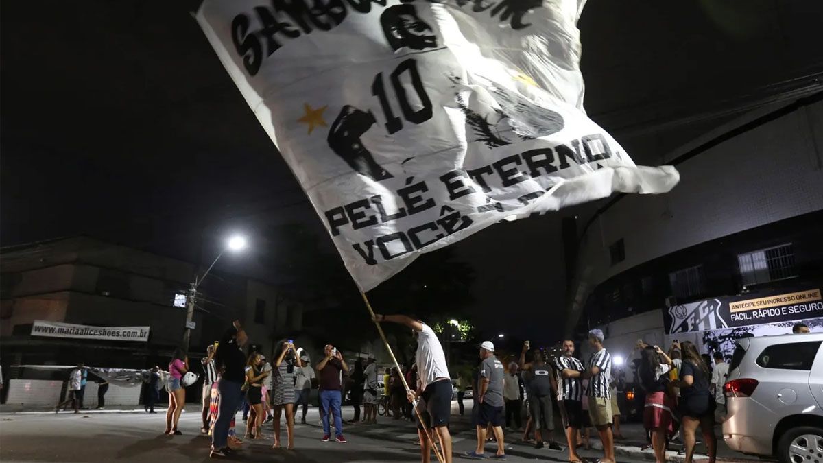 Fans de Pelé pasaron la noche junto al estadio del Santos esperando el inicio del velatorio (Foto: Gentileza Folha de Sao Paulo)