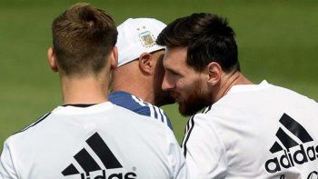 El beso de la paz: Jorge Sampaoli saludó a Lio Messi por su cumpleaños