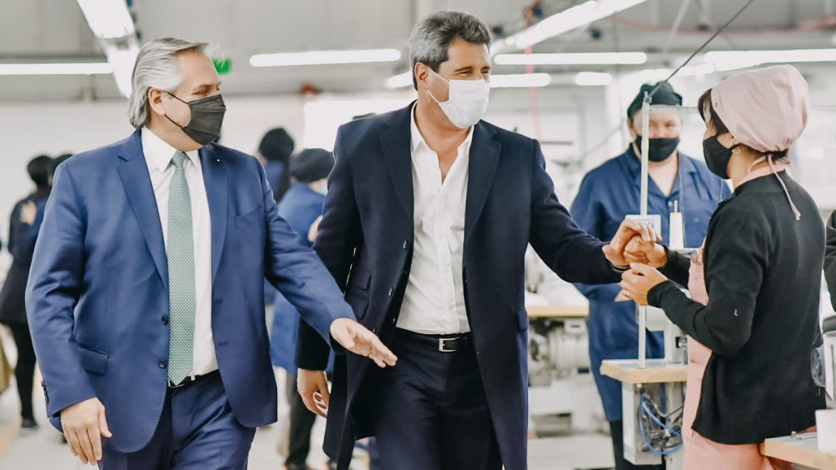 Alberto Fernández y Sergio Uñac recorrieron una planta textil en San Juan. Foto: Gobernación de San Juan.