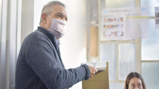El candidato del campo que superó el primer desafío y competirá en las elecciones de noviembre