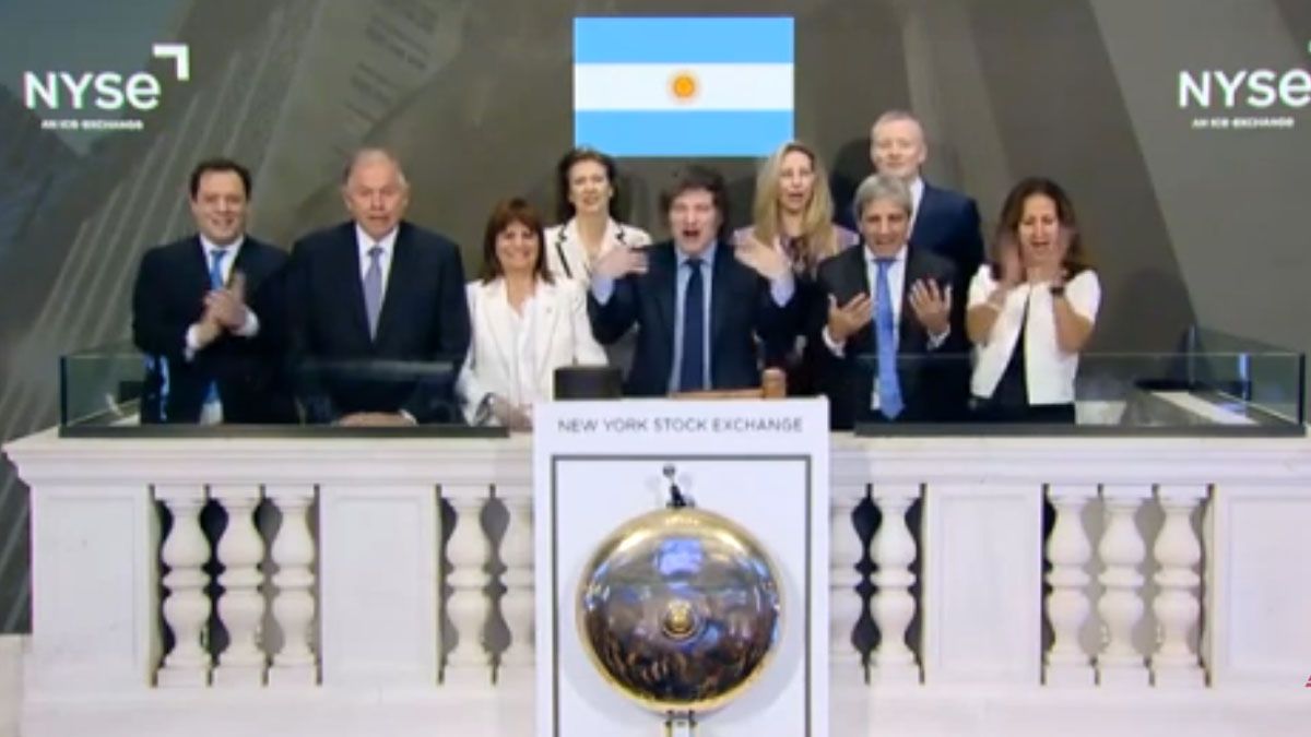 Javier Milei arenga a los brokers al abrir la jornada burs&aacute;til en Wall Street. (Foto: Captura de TV)
