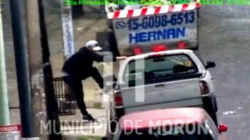 Video | La insólita huida que protagonizó un ladrón en Morón ante la mirada atónita de dos policías