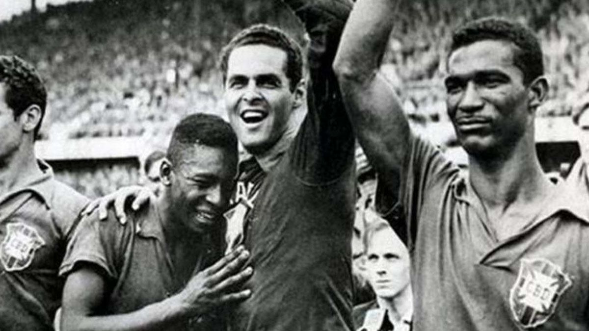 Pelé, con solo 17 años, llora por ganar para Brasil el primer campeonato mundial, en Suecia 58. Fue la figura del certamen (Foto: cuenta de Instagram de Pelé).