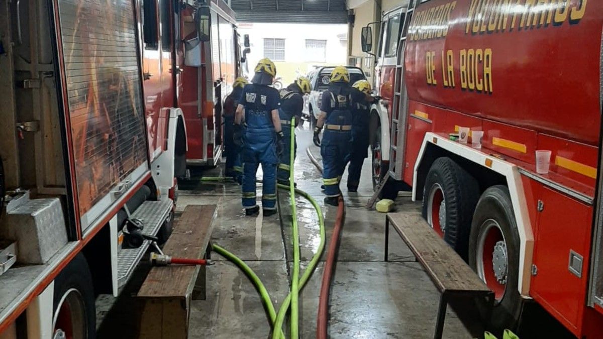 El Cuerpo 1 de Bomberos de La Boca se prepara en el cuartel.&nbsp;