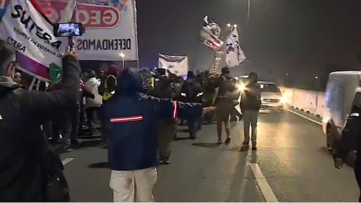 Tensión y enfrentamientos entre manifestantes y Gendarmería en la autopista Panamericana