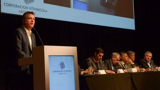 Etchevehere le prometió a los productores que el año que viene se terminan las retenciones