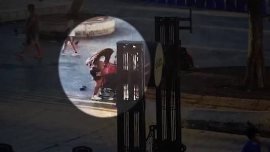 VIDEO: así abandonaron a una bebé de 7 meses en la Plaza Miserere de Once