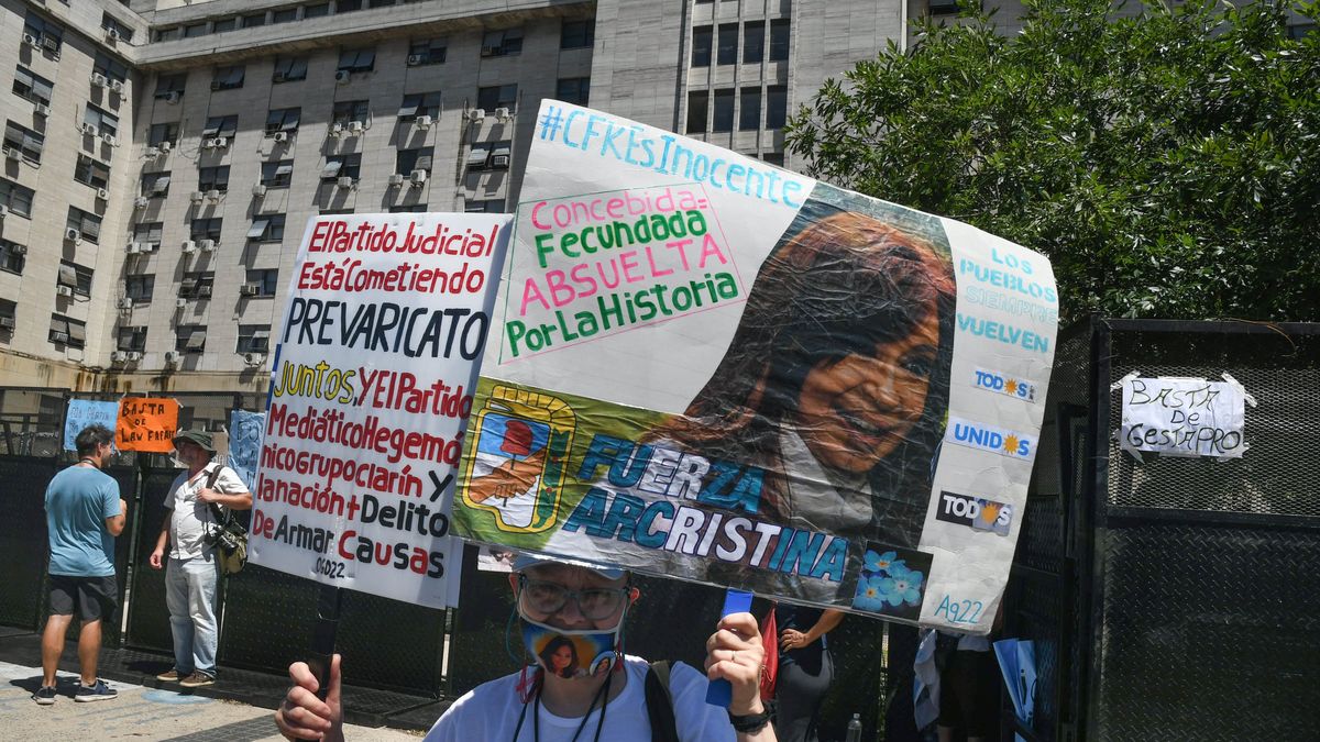 12:00 La militancia ya esta presente en Comodoro Py (Foto: Telam)