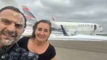 Se incendió el avión en el que viabajan y se sacaron una selfie