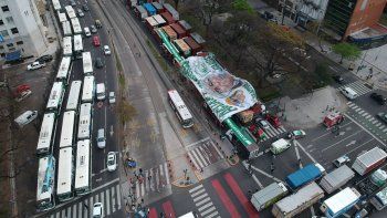 Cientos de camiones encabezaron una caravana sobre la 9 de Julio por el 17-O
