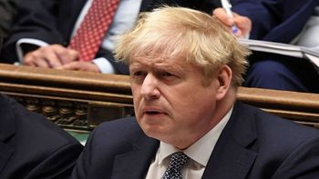 Boris Johnson atribulado en el Parlamento. Las denuncias por el partygate lo colocan en su peor momento político como primer ministro británico (Foto: Cámara de los Comunes)