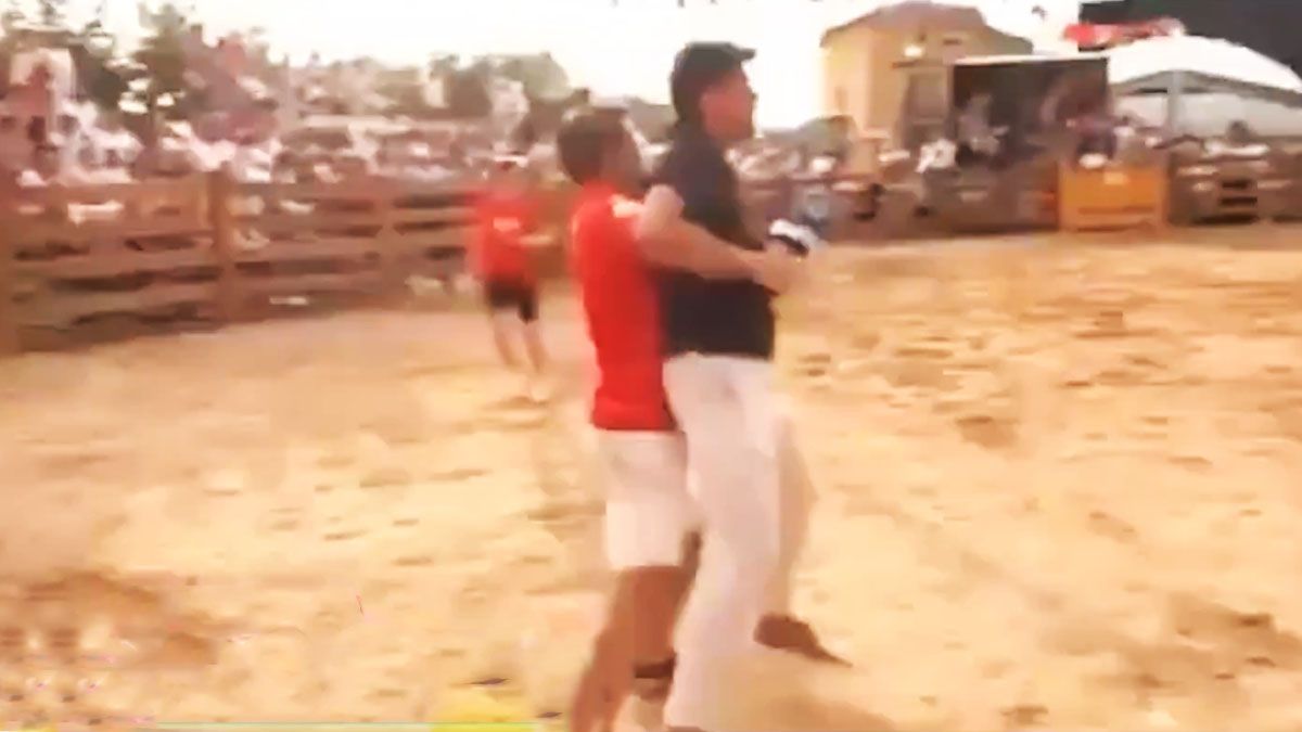 Un amigo le hizo una broma pesada a un periodista en una corrida de toros y terminó mal. (Foto: Captura de TV)