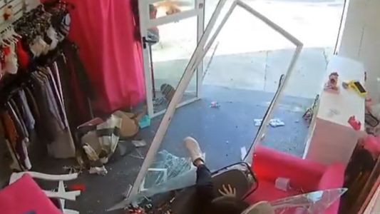 Impactante accidente: dos chicas de 14 años se incrustaron con una moto en un local
