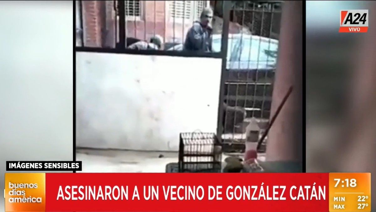 El momento en que la vecina registra a los delincuentes con su celular.&nbsp;