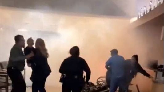 Video: estrelló su auto contra una guardia y provocó caos y muerte en un hospital de EE.UU.