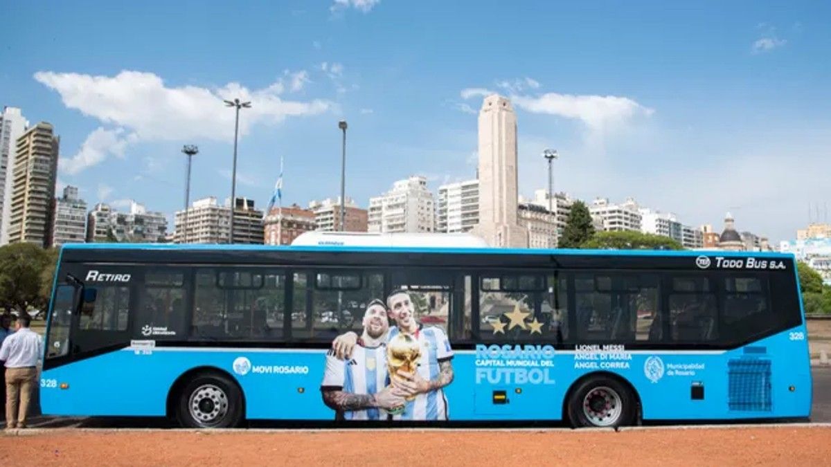 Messi y Di María en los colectivos de pasajeros en Rosario.