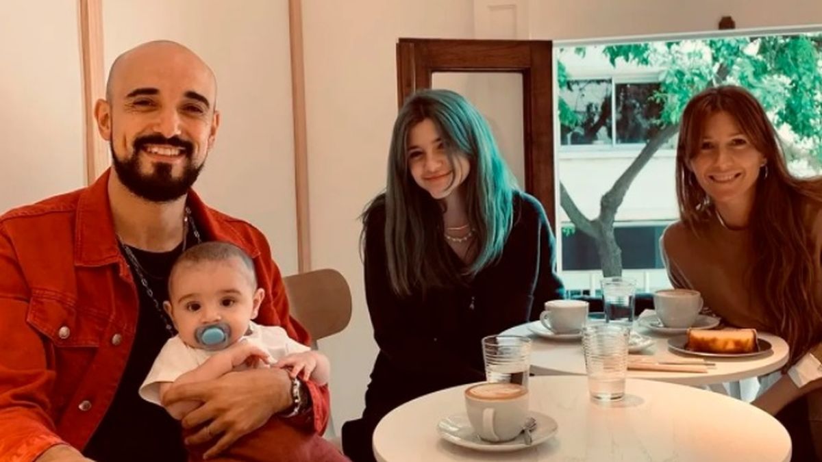 Abel Pintos en familia, junto a su hijo Agustín, su mujer Mora Calabrese y la hija de ella. 