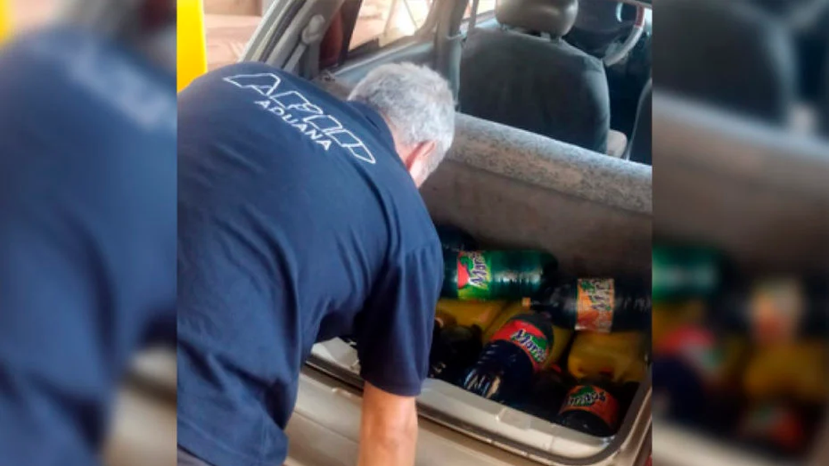 Contrabando: intentó cruzar la frontera con cientos de litros de nafta en botellas de gaseosa y aceite comestible