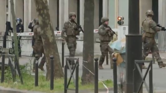 Entró al consulado de Irán y causó pánico en París: la verdad detrás del intruso con explosivos