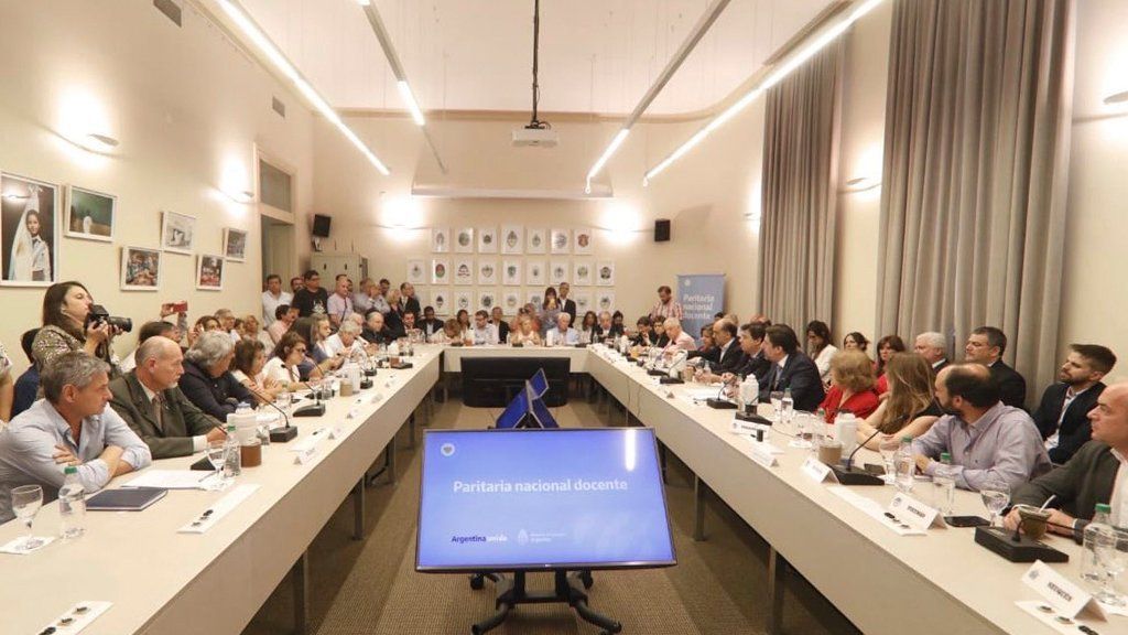 El Gobierno nacional define la próxima semana los aumentos a docentes y marca la pauta salarial para 2022 con un piso del 40%. Foto: Archivo