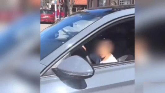 Al borde la tragedia: un nene de 10 años fue captado mientras manejaba un auto de alta gama