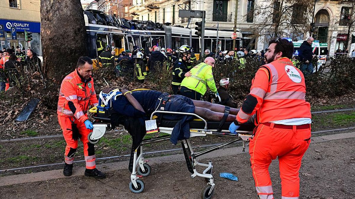 &nbsp;Dos muertos y decenas de heridos tras el descarrilamiento de un tranv&iacute;a.