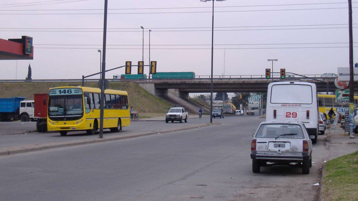 El estremecedor momento en el que un conductor atropella y mata a un joven que intentó robarle en Rosario