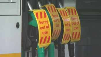 Reino Unido: piñas, colas interminables y quejas por la falta de combustible