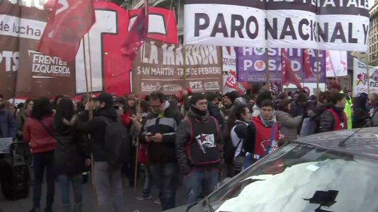 Paro y movilización: docentes marchan hacia la Casa de Chubut y advierten sobre nuevas protestas
