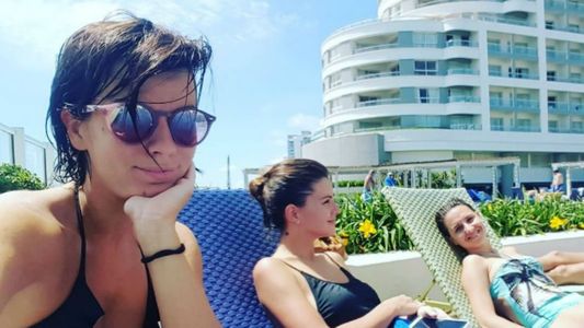 La China Suárez y Gimena Accardi juntas en la piscina