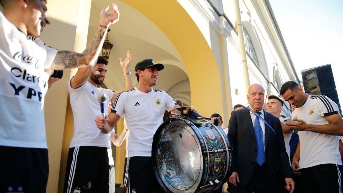 La Selección Argentina salió a saludar a los hinchas que alentaban en la puerta del hotel