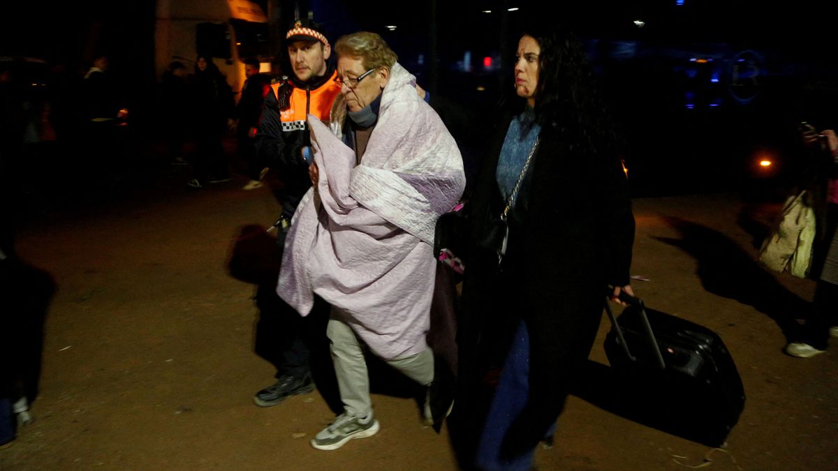 Una de las v&iacute;ctimas del accidente, evacuada con una manta por las bajas temperaturas. (foto: Reuters)