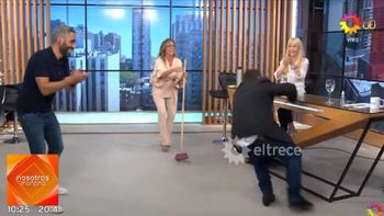 Panelista se dio un tremendo golpe en el piso al aceptar el desafío de la escoba