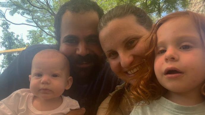 Israel confirmó que los cuerpos entregados por Hamas son de Ariel y Kfir Bibas pero no identificaron a la madre