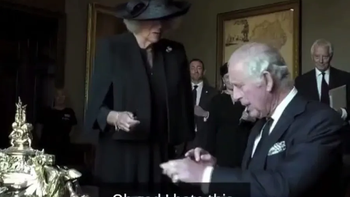 El rey carlos III de Inglaterra volvió a ser protagonista de una situación que despertó controversia y se viralizó en redes sociales. ¡Odio esto!, se lo oyó decir en un video mientras firmaba documentos en Belfast, Irlanda del Norte. (Foto: captura de TV)
