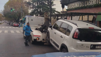¡Socorro, auxilio, ayuda!: así una mujer se atrincheró en una grúa para evitar que le lleven el auto