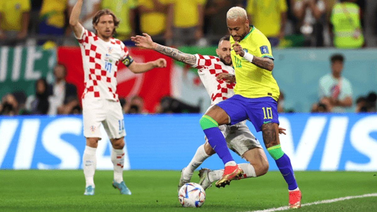 Neymar busca llevarse la pelota ante la mirada de Modric (Foto: gentileza FIFA.com).