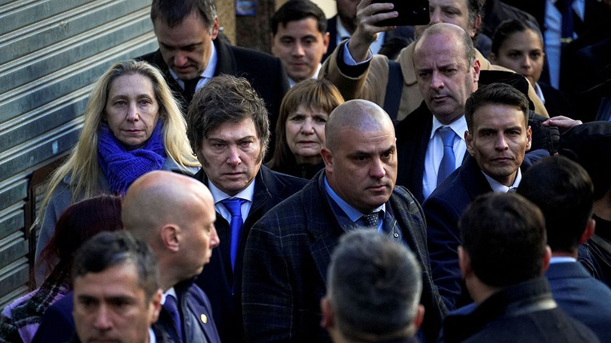 El presidente llega al acto de la AMIA, con su hermana, el vocero presidencial y la ministra de seguridad. (Foto: Reuters) El presidente llega al acto de la AMIA, con su hermana, el vocero presidencial y la ministra de seguridad. (Foto: Reuters)