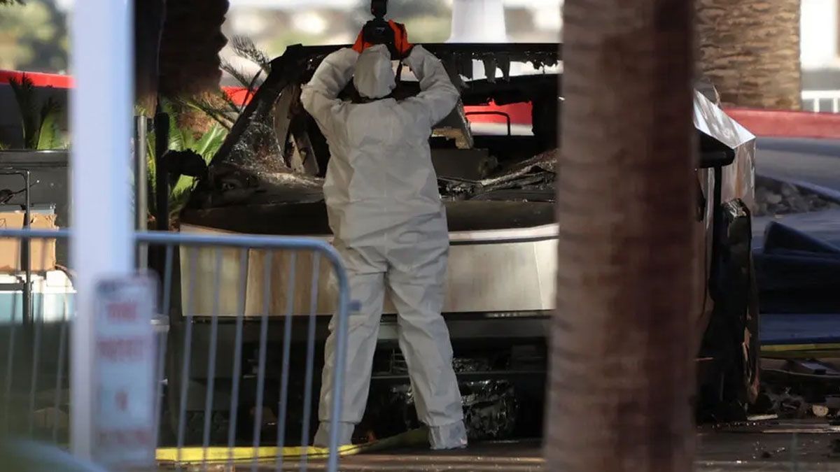 Con trajes especiales de seguridad, la policía revisa el vehículo de Tesla que explotó frente a un edificio de Donald Trump en Las Vegas. (Foto: Gentileza NYT)