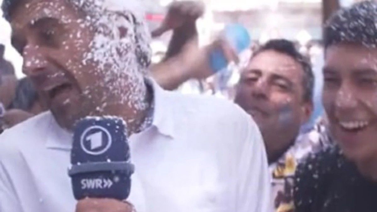 Un periodista alemán padeció la pasión argentina en el Obelisco. (Foto: Captura Video)&nbsp;
