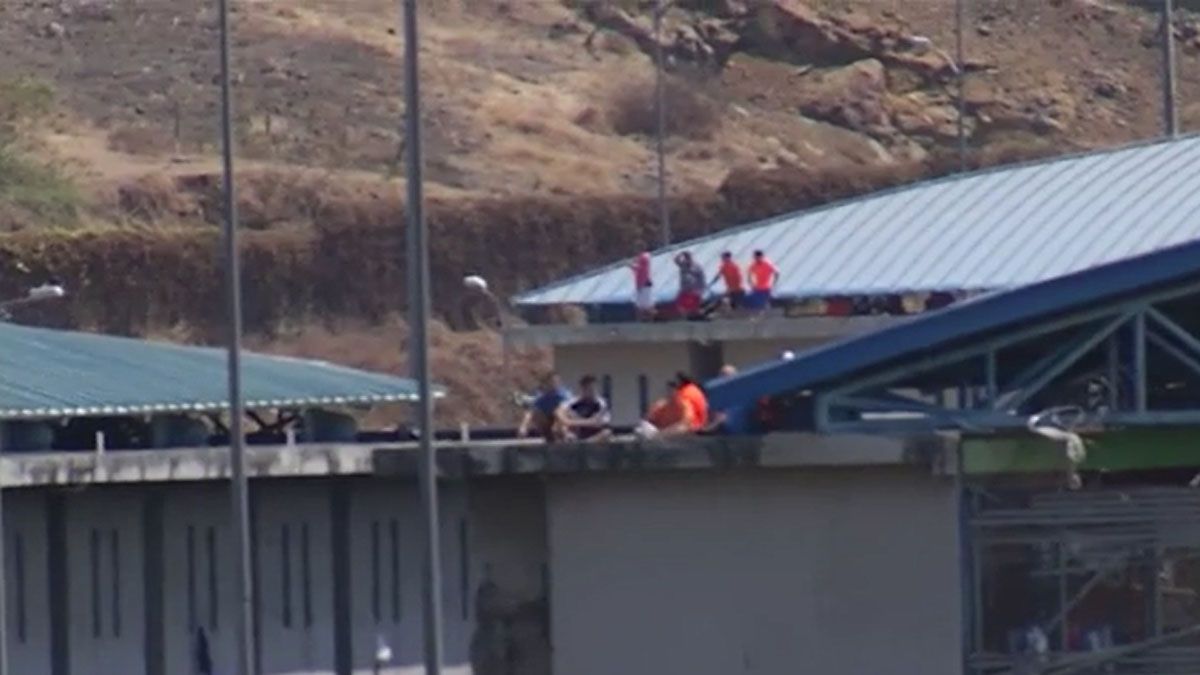 Los amotinados en los techos y ventanas del penal de Guayaquil (Foto: AP)