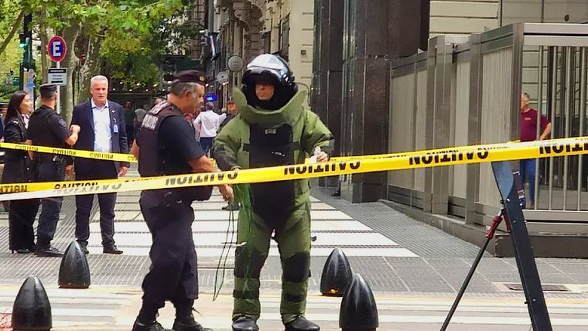 El operativo montado en las embajadas de EEUU e Israel. (Foto: NA)
