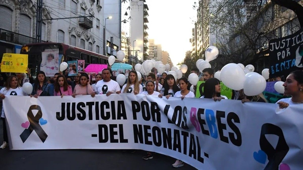 Madres y familiares durante una marcha por las muertes de bebés en Córdoba (Foto: Télam) 