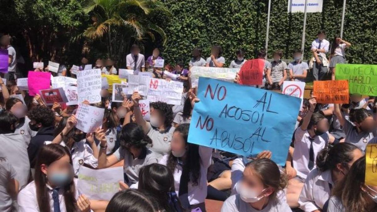 Alumnas protestan contra sus compañeros por presuntos abusos y acosos sexuales