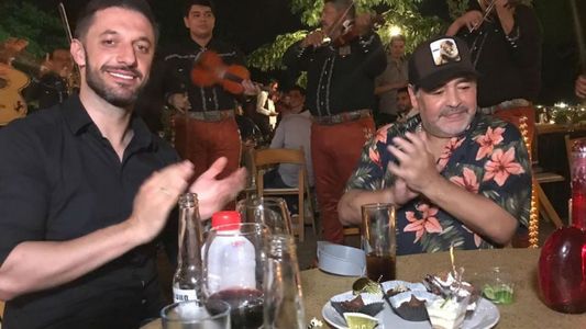 La fiesta de cumpleaños de Maradona en México: la presencia y regalo que lo sorprendió