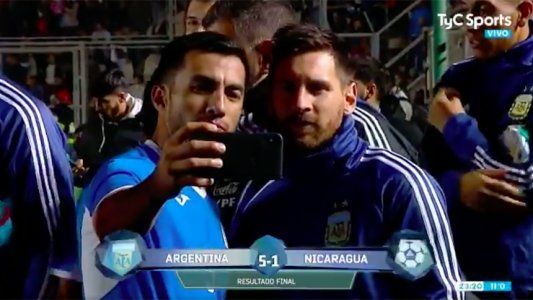 Selfies para todos: los jugadores de Nicaragua hicieron fila para sacarse una foto con Messi