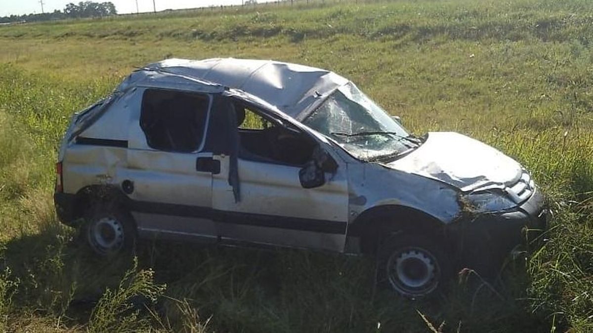 Dos heridos tras el despiste y el vuelco de un auto en la Autovía 2 (Foto: El Día).