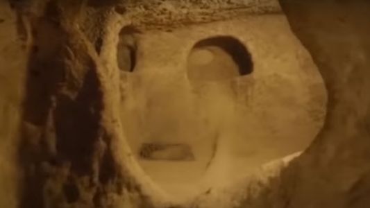 Por perseguir gallinas descubrió un secreto milenario en el sótano de su casa